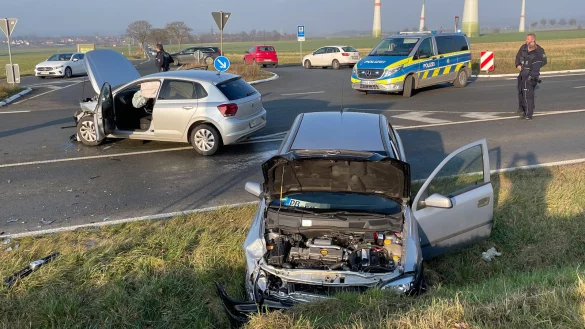 Im Einmündungsbereich der Straße Im Knick auf die Bundesstraße 64 kollidierten zwei Fahrzeuge. Dabei wurden beide Fahrer verletzt. - © Ralph Meyer