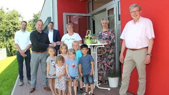 Bildunterschrift: Corona-bedingt in kleinem Kreis fand die Er&ouml;ffnung der Kita
Am Eselsbach in Leopoldsh&ouml;he statt. Investor Sebastian Ernst (Mitte) &uuml;bergab
dabei den symbolischen Schl&uuml;ssel an die Leiterin Bianca Pr&uuml;ssner. Dabei waren
auch B&uuml;rgermeister Gerhard Schemmel (re.), AWO-Vorstand Thorsten Klute
(2.v.li.), Bauleiter Niklas Humberg (li.) und AWO-Fachberaterin Rike Vorher
(2.v.re.) sowie einige Kinder. - &copy; Systemadministrator