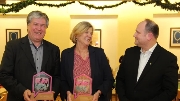 Annette Alabas vom Spielmannszug Istrup und Jörg Erhorn vom Heimatverein Cappel (links) nahmen aus den Händen von Bürgermeister Christoph Dolle stellvertretend für ihre Vereine den Heimatpreis entgegen. - © Marianne Schwarzer