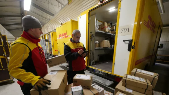 Viel zu tun: 210 Pakete muss der aus Aleppo stammende Paketzusteller Yaser Khayat (rechts) heute in seinem Bezirk 701 ausliefern. 60 Stopps sind eingeplant. Beim Packen des Wagens geht ihm sein Kollege Vitalij Mauch zur Hand.
 - &copy; Jost Wolf