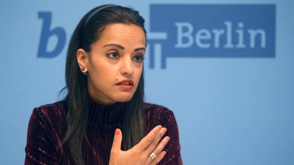 Sawsan Chebli, Staatssekret&auml;rin f&uuml;r b&uuml;rgerschaftliches Engagement, spricht auf einer Pressekonferenz. Hier fand heute der Prozess gegen einen 46-J&auml;hrigen, der die Berliner Staatssekret&auml;rin Sawsan Chebli in einem Video beleidigt haben soll, statt. - &copy; Archivfoto: Wolfgang Kumm/dpa