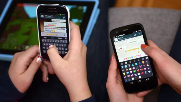 Jugendliche mit Smartphone - &copy; Foto: Henning Kaiser