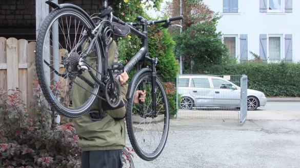 Geschultert und &uuml;ber alle Berge: Wer sein Rad nicht an einen Pfahl oder einen Zaun befestigt, k&ouml;nnte eines weniger haben. Die Diebe halten sich nicht vor Ort mit dem Schloss auf. - &copy; Axel B&uuml;rger