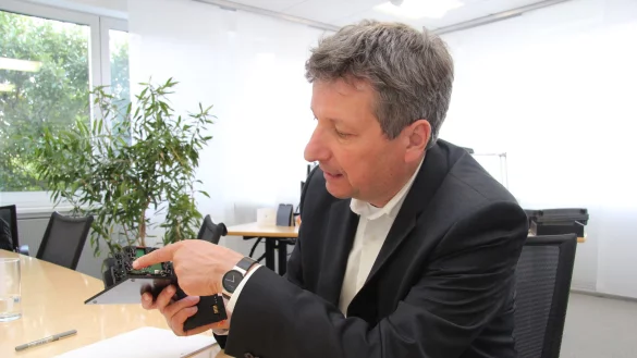 Dr. Peter Köhler zeigt das U-Remote, eine Neuentwicklung im Bereich der Direktanbindung an Schaltschranksysteme. Für die Fertigung dieses Produktes ist der Standort Detmold wichtig. - © Thorsten Engelhardt