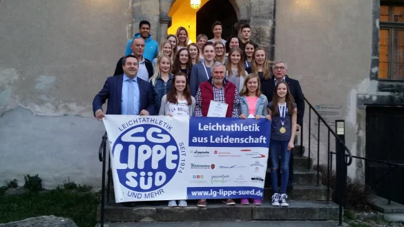 Erfolgreich: 24 Sportler und Sportlerinnen sind bei der Jahreshauptversammlung für ihre Erfolge in der Saison 2016 geehrt worden – vorn in der Mitte steht Ehrenmitglied Herbert Rathjen. - © Sonja Hoffinger