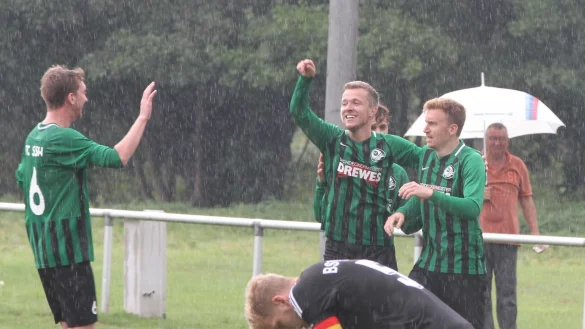 Tor f&uuml;r den FCSSW: Torsch&uuml;tze Fabian D&uuml;mpe (mitte) mit Roman Wattenberg (rechts) und S&ouml;ren Zietz (links). Tobias Frenzel, Kapit&auml;n des BSV Leese, kann es nicht fassen. - &copy; Sebastian Lucas