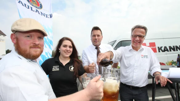 Freuen sich auf das Oktoberfest: (von links) Jakob Bergmann, Alina Beer (beide Get Live Eventagentur), Frank Hilker (K&auml;mmerer und Erster Beigeordneter der Stadt Detmold) und Ralf-Wilhelm Kanne (Gesch&auml;ftsf&uuml;hrer Handelshof Kanne). - &copy; Vera Gerstendorf-Welle