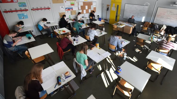 Schulalltag: Die Zahl der Sch&uuml;ler wird in Deutschland stark steigen. Doch in den Bundesl&auml;ndern fehlen Lehrer. - &copy; dpa