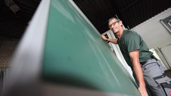 Stefan Blum hat vor allem in den letzten Ferientagen mit der Auslieferung von Schultafeln alle H&auml;nde voll zu tun gehabt. - &copy; Vera Gerstendorf-Welle