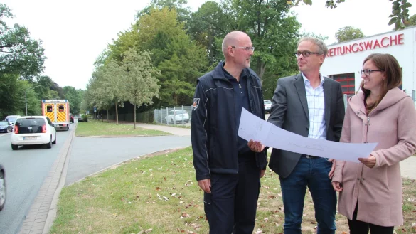Planen die Ampel f&uuml;r die Ausfahrt der Rettungswache: (von links) Wachleiter Alexander Fanenbruck, der stellvertretende Leiter des lippischen Stra&szlig;enbetriebs, Thomas Hilker, sowie Katharina Medina als zust&auml;ndige Projektleiterin. - &copy; Till Brand