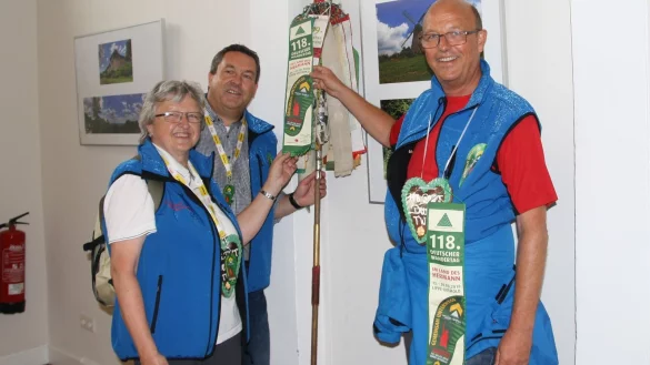 Trio mit Wimpel: (von links) Barbara Brockmann (Teutoburger-Wald-Verband), Landrat Dr. Axel Lehmann und Bürgermeister Rainer  Heller. - © Stadt Detmold