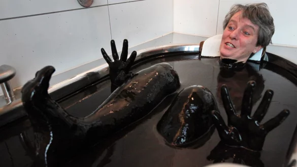 F&uuml;r's Foto ist Rose-Bad-Mitarbeiterin Elke Flasche-P&ouml;hlker selbst in die Moorwanne gestiegen und genie&szlig;t das warme Bad.