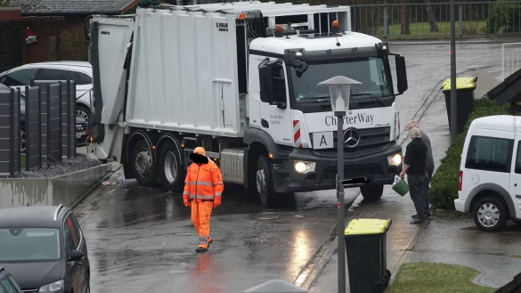 Nicht nur in Detmold gab es Probleme - auch in Lemgo stellte sich der M&uuml;llwagen bei der Abfuhr der Gelben Tonne quer.&nbsp; - &copy; Axel B&uuml;rger