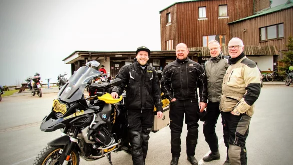 Weltenbummler Joel Gol&uuml;cke (von links) mit J&uuml;rgen Schl&uuml;ter, Theo Schulte und Uwe Hesse, die am Sonntag aus Schlangen zum K&ouml;terberg gefahren waren, um ein wenig mit dem Blomberger zu fachsimpeln und ihn zu verabschieden. - &copy; Silke Buhrmester