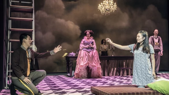 Das moderne Musikm&auml;rchen bietet spannende Unterhaltung f&uuml;r die ganze Familie. Eungdae Han und Rebecca Oh in einer Spielszene von &bdquo;Die Prinzessin auf der Erbse". Das St&uuml;ck sollte schon im M&auml;rz gezeigt werden, doch die Premiere fiel dem Coronavirus zum Opfer. - &copy; Landestheater Detmold/Marc Lontzek