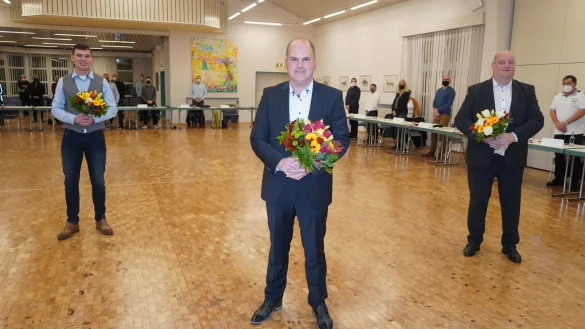 B&uuml;rgermeister Marcus P&uuml;ster (Mitte) sowie seine Stellvertreter Reinhard Richter (rechts) und Maximilian Scholz sind in der konstituierenden Ratssitzung vereidigt und ins Amt eingef&uuml;hrt worden. - &copy; Michaela Wei&szlig;e(LZ)