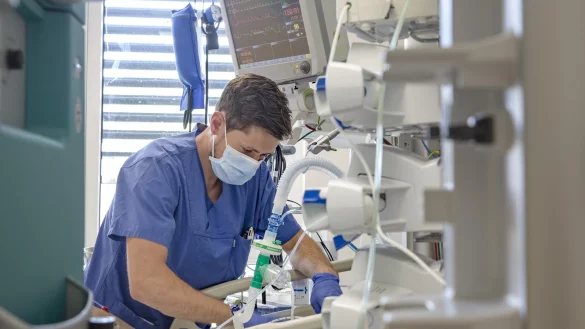 Daniel Henne, Mitarbeiter des Klinikums, versorgt einen Patienten auf der Intensivstation. - © Klinikum Lippe