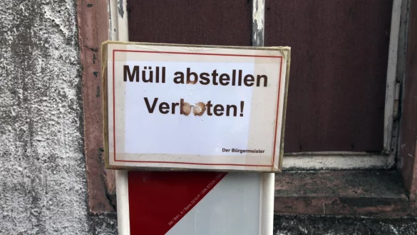 So etwas sollte es eigentlich nicht geben: Dieser Hinweis an einem bauf&auml;lligen Haus in der Burgstra&szlig;e steht f&uuml;r eines der Dinge, die den B&uuml;rgern sauer aufsto&szlig;en. - &copy; Bernhard Preuss