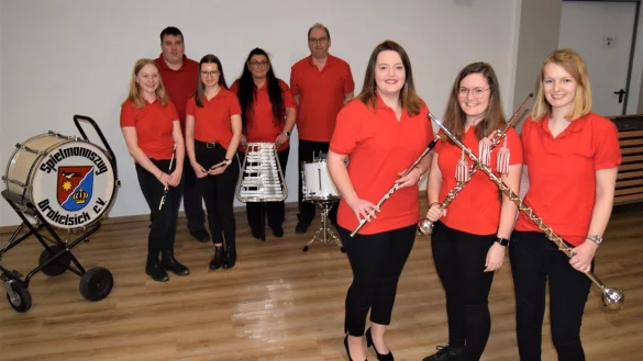 Drei junge Damen werden in Zukunft den Ton angeben: Larissa Wienke (1.Vorsitzende), Anna-Lena Dreyer (1. Schriftf&uuml;hrerin, stellv. musikalische Leitung) und Lea-Kristin Bei&szlig;ner (musikalische Leitung). Unterst&uuml;tzt werden sie von (hinten von links): Stina Wienke, Christian Ermer, Hanna L&uuml;cking, Carmen Klaas und Heinz-G&uuml;nter Ermer. Es fehlt: Luisa K&ouml;nig (2. Schriftf&uuml;hrerin). - &copy; Greta Wiedemeier