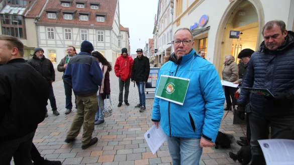 Wolfgang Schnur und einige Mitstreiter hielten am Freitag eine Mahnwache auf dem Lemgoer Marktplatz. - &copy; Jens Rademacher