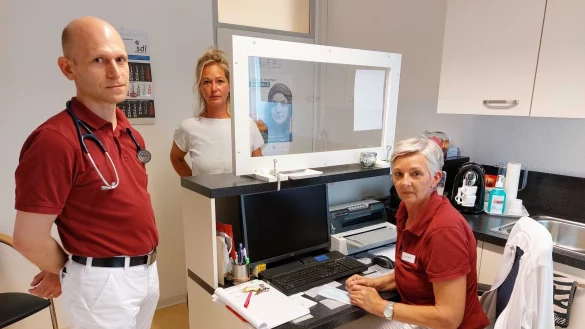 Mediziner Karl-Arne Faust, Silvia Bossemeyer von der Drogenberatungsstelle Lippe (Mitte) und Arzthelferin Petra Wilde in der Methadon-Ausgabestelle der Praxis. - &copy; Janet K&ouml;nig