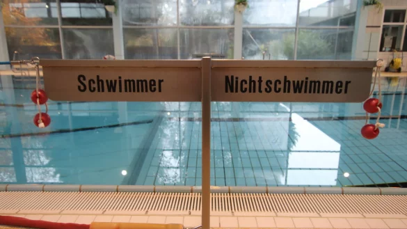 Im Hallenbad Rehme sind Schwimmer und Nichtschwimmer-Bereich durch Schilder gekennzeichnet. W&auml;hrend eines Schwimmkurses ist ein Sechsj&auml;hriger aus Kalletal 2018 ertrunken. - &copy; Ulf Hanke