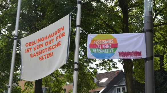 Unbekannte haben auf dem Rathausplatz gegen Rassismus geflaggt. Die CDU betonte sp&auml;ter, sie habe nichts mit der Aktion gegen die AfD zu tun. - &copy; Karin Prignitz
