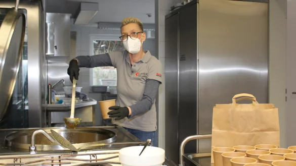 Ina Thomas f&uuml;llt die frisch gekochte Suppe in "To-Go-Becher" ab. - &copy; Sandra Castrup (LZ)