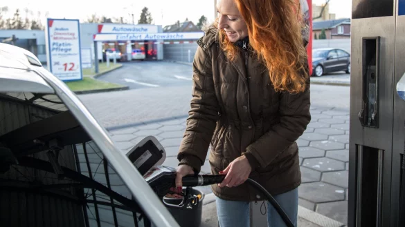 Diesel tanken - &copy; Foto: Christin Klose/dpa-tmn