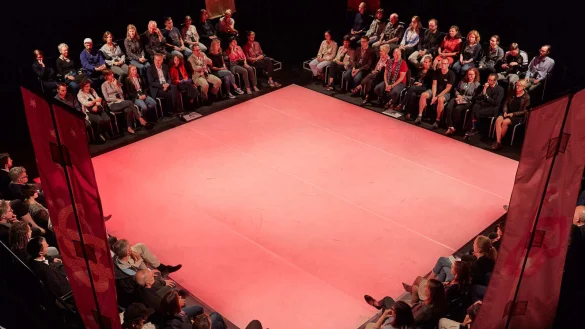 Das Publikum sitzt in einem Quadrat, beobachtet sich gegenseitig und jeder h&ouml;rt &uuml;ber Kopfh&ouml;rer eine individuelle Spur, die mit allen anderen synchronisiert ist. - &copy; J&ouml;rg Baumann