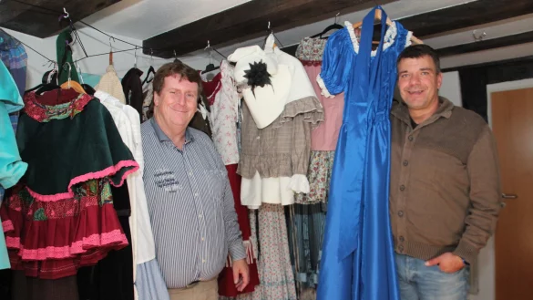 Verkleidung: Jens Spicher (links) und Martin Vieth zeigen einige Kost&uuml;me f&uuml;r das Charles-Dickens-Festival. - &copy; Patrick Bockwinkel