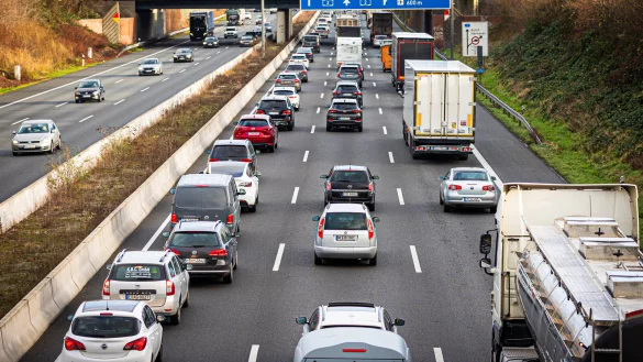 Das Auto wird wohl das beliebteste Fortbewegungsmittel bleiben. - &copy; Moritz Frankenberg/dpa