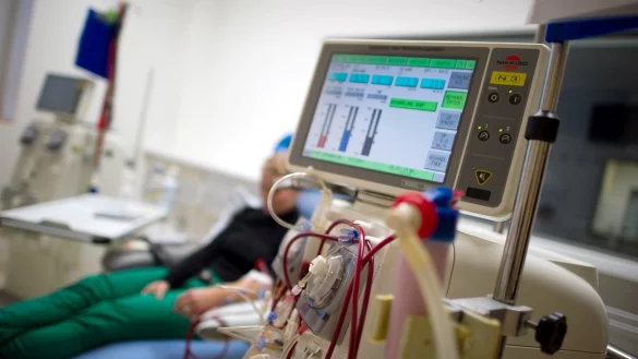 Lebensretter: Eine Patientin sitzt an einem Dialyseger&auml;t und erh&auml;lt eine k&uuml;nstliche Blutw&auml;sche. - &copy; dpa