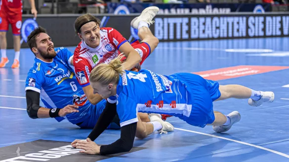 &Auml;hnlich wie gegen die Stuttgarter Dominik Wei&szlig; (links) und Elvar Asgeirsson muss sich Bjarki Mar Elissen in G&ouml;ppingen auf viel K&ouml;rperkontakt einstellen. Foto: Marco Wolf - &copy; Marco Wolf