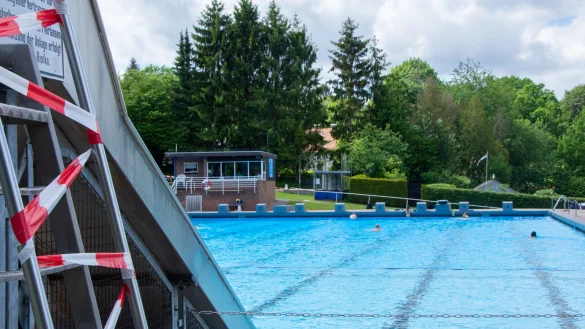 Im Freibad Hiddesen und in den anderen drei Badeanstalten kann ab morgen wieder geschwommen werden. Rutschen, Planschbecken und Volleyballfelder k&ouml;nnen &ndash; genau wie im vergangenen Jahr &ndash; nicht genutzt werden.&nbsp; - &copy; Raphael Bartling