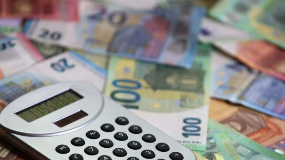 Höhere Sozialabgaben dürften viele Menschen in Deutschland 2025 stärker belasten. - © picture alliance/dpa