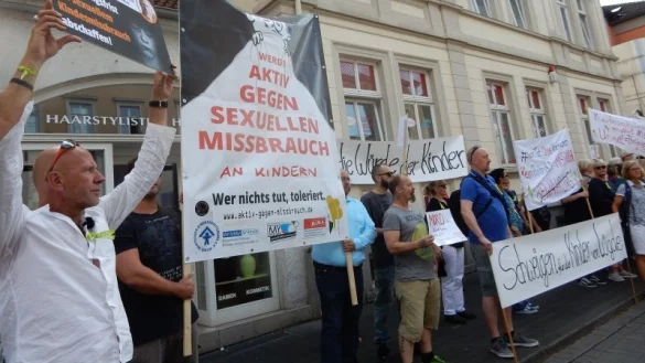 Am 1. August demonstrierten etwa 70 Bürger vor dem Landgericht.
 - © Astrid Sewing