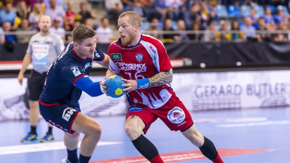 Zielstrebig: Patrick Zieker vom TBV zieht am Bietigheimer Vetle Rönningen (links) vorbei. - © Marco Wolf