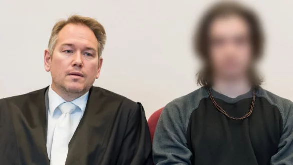 Der Angeklagte muss sich wegen Totschlags an seiner 31-jährigen Freundin vor dem Detmolder Landgericht verantworten. - © dpa