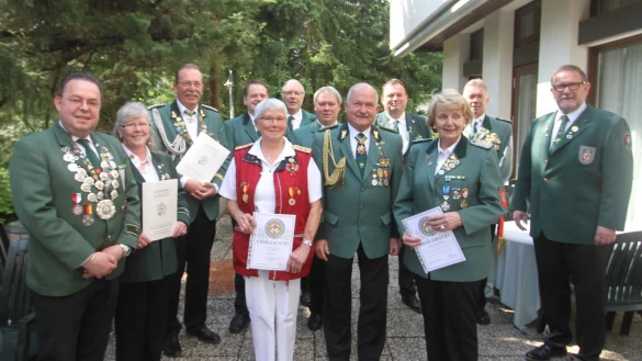 Großer Bahnhof: Die geehrten Schützen freuen sich beim Delegiertentreffen in Bad Salzuflen über ihre Auszeichungen. In der Mitte: Ingrid Korf, Heinz Holey und Helga Große-Wächter. - © Daniel Hobein