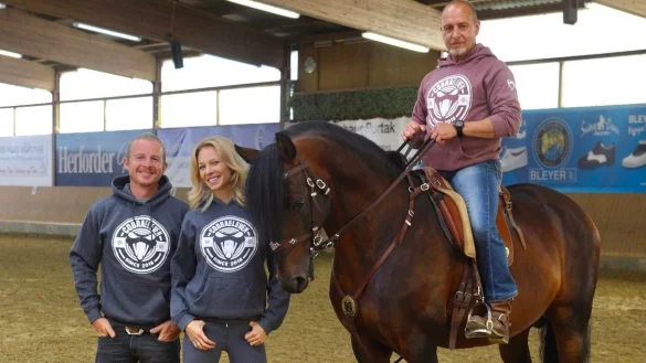 Daniel Roesner (v.l.), Birte Glang und Erdogan Atalay steigen auf die Pferde. - &copy; Swen Schubert
