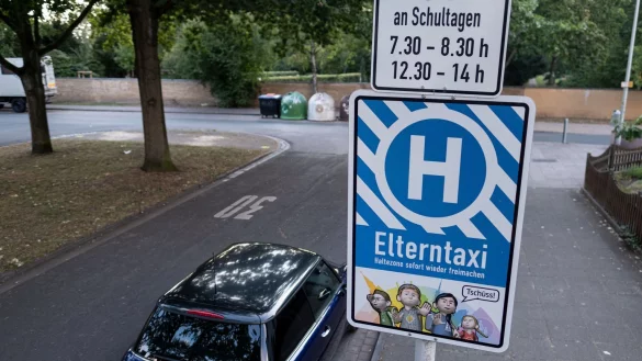 Elterntaxi in Corona-Zeiten - &copy; Foto: Peter Steffen/dpa