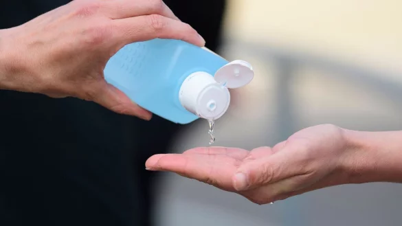 Desinfektionsmittel f&uuml;r H&auml;nde - &copy; Foto: Robert Michael/dpa-Zentralbild/dpa-tmn