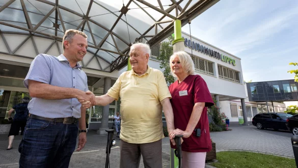 Geben sich die Hand: (von links) Andreas Zeisberg, Dieter Reimers und Heike Dankwerth haben nach LZ-Vermittlung ein offenes Gespr&auml;ch gef&uuml;hrt. - &copy; Torben Gocke