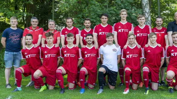 Meisterelf: SG Brakelsiek/W&ouml;bbel sichert sich den Titel mit (hintere Reihe von links) Max Hoffmeister, Falk Weskamp (Trainer), Manfred Schrenner (Trainer), Nikita Dell, Dennis Steinke, Miguel Campos Chavero, Nico Rempe (Kapit&auml;n), Fabian Diekmann und dem treuesten Mannschaftsfan Stefan Bode sowie (vordere Reihe von links) Luca Schrader, Justin Barz, Marcel Prasse, Erik Torosyan, Daniel Eichmann (Torwart), Yannick Le&szlig;mann, Dennis Eichmann, Jannik Nagel. Au&szlig;erdem geh&ouml;ren dazu: Axel Mahlmann, Pascal Hannibal, Fabrice Dreier, Gianluca Del Favero, Hussein Ahmad, Marcel Schrenner, Lennard Neusch&auml;fer, Daniel Maas, Nick Dammeier, Samuel Kettler, Florian Papenkordt. - &copy; Egon Penner