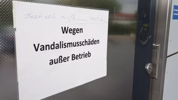 Wegen Vandalismus geschlossen: Wer am Langenbrücker Tor aufs Klo muss, hat derzeit schlechte Karten. Das Klohäuschen ist seit Anfang September geschlossen. - © Jens Rademacher