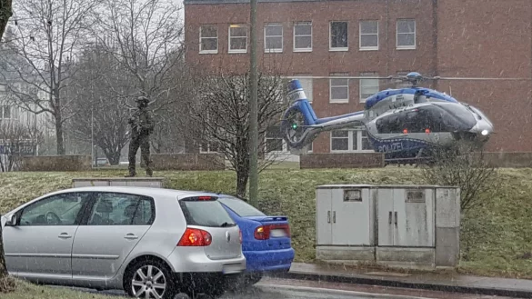 Schwer bewacht: Der Polizeihelikopter mit J&ouml;rg W. (kl. Bild) ist am Bielefelder Polizeipr&auml;sidium gelandet. Links steht ein SEK-Beamter, der den Landeplatz absichert. - &copy; Christian Mathiesen