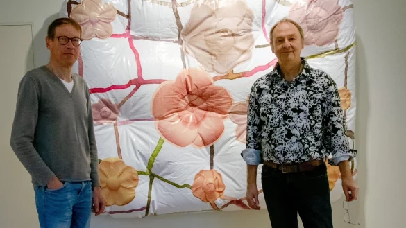 Wolfgang Kessler (links) von der Lippischen Gesellschaft f&uuml;r Kunst mit Wolfgang Ellenrieder im Eichenm&uuml;llerhaus. - &copy; rb