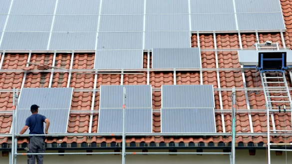 Wer Solarmodule auf dem Dach installiert hat, speist einen Teil oder den gesamten erzeugten Strom ins Netz ein. Dafür wird vom Staat eine fixe Vergütung bezahlt. - © dpa