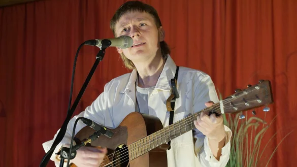 Lieder eines fahrenden Gesellen. Liedersänger David Lübke verzaubert die Gäste mit Klangpoesie, die nachdenklich stimmt. - © Thomas Krügler